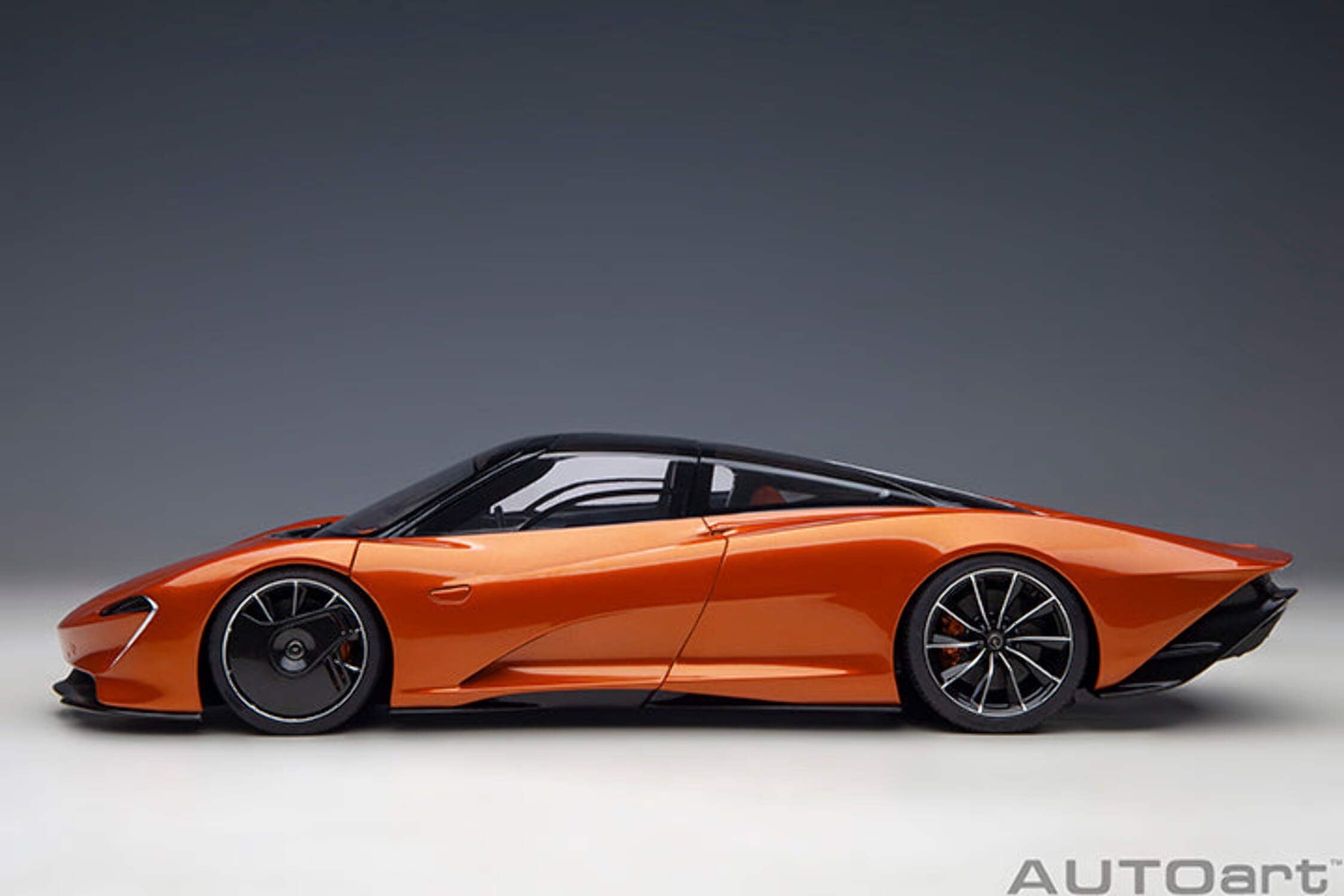 McLaren Speedtail Volcano Orange Metallic with Black Top and Suitcase Accessories 1/18 Model Car by Autoart