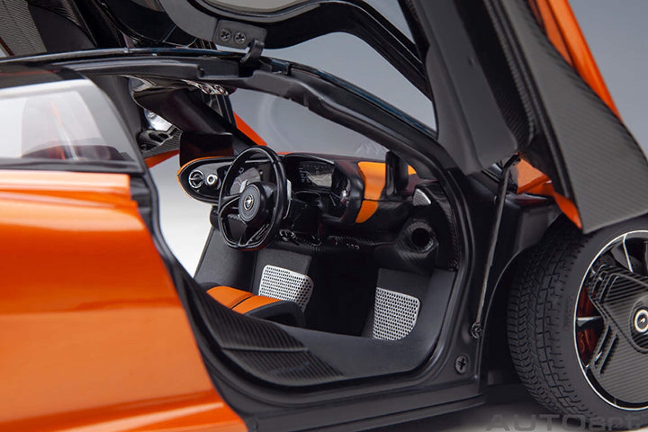 McLaren Speedtail Volcano Orange Metallic with Black Top and Suitcase Accessories 1/18 Model Car by Autoart
