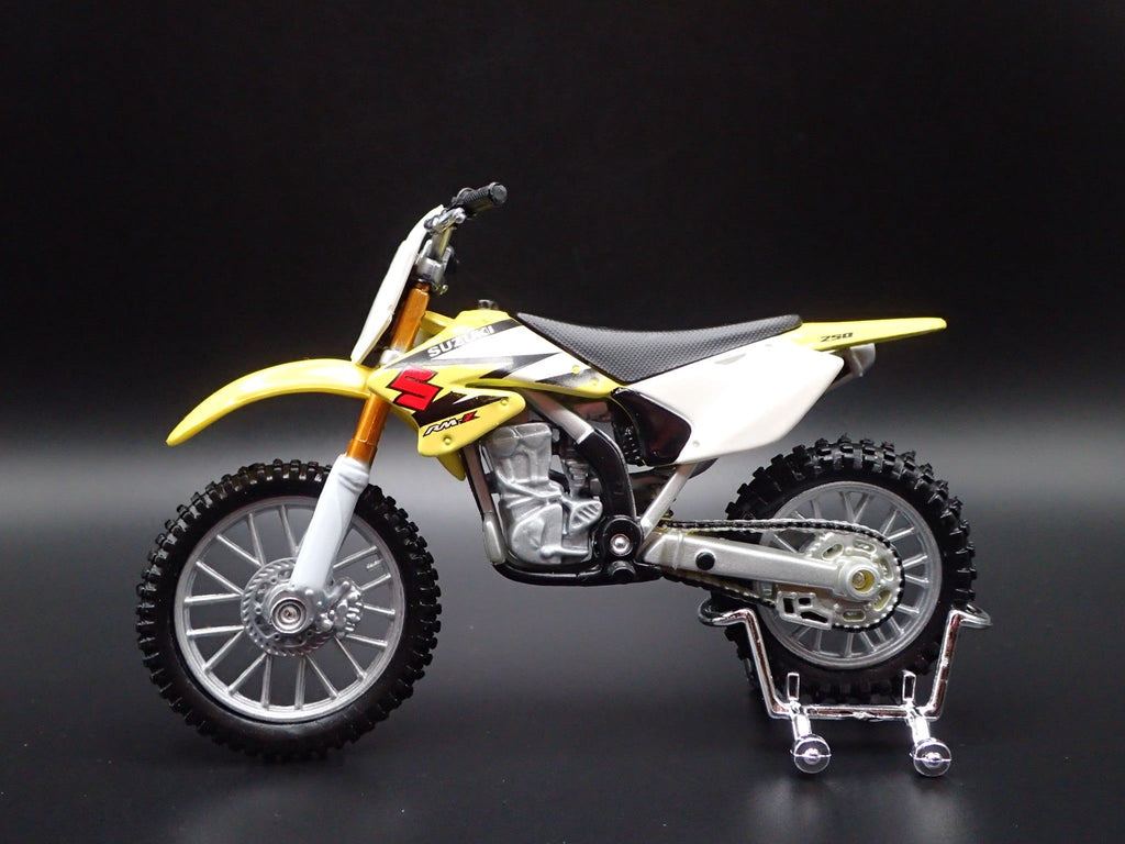 Open Box SUZUKI RM Z250 DIRT BIKE MOTORCYCLE YELLOW 1/18 SCALE DIORAMA DIECAST MODEL BIKE