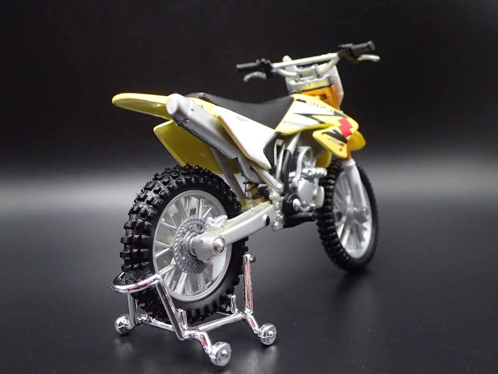 Open Box SUZUKI RM Z250 DIRT BIKE MOTORCYCLE YELLOW 1/18 SCALE DIORAMA DIECAST MODEL BIKE