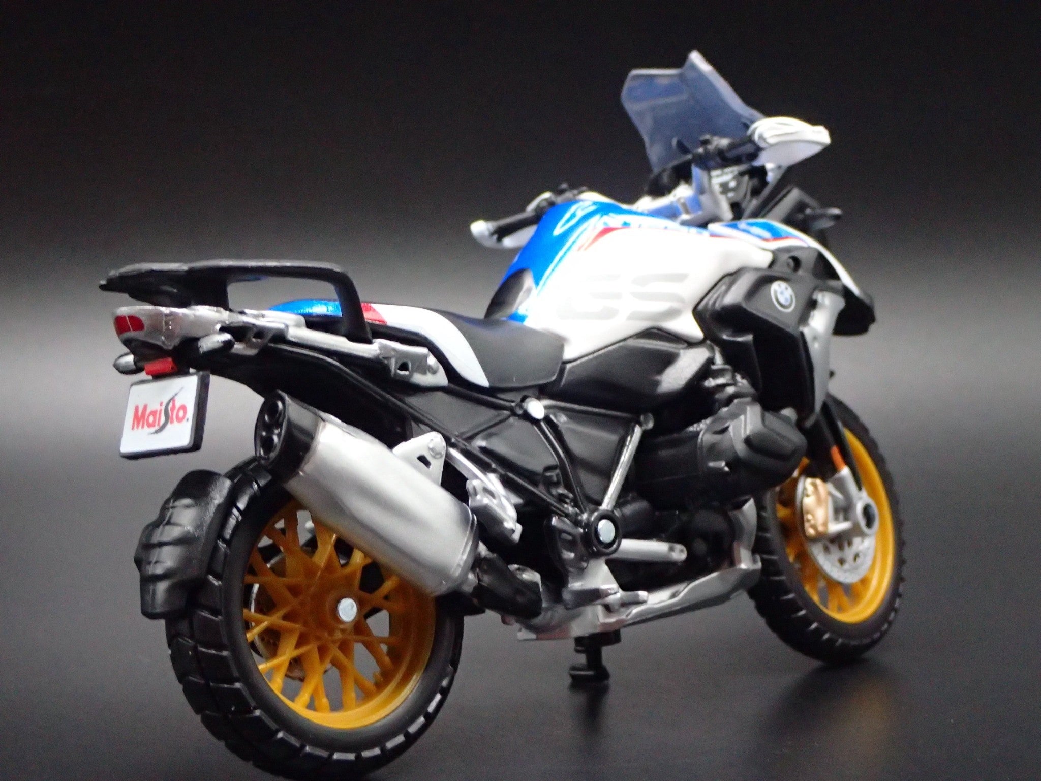 Open Box BMW R 1250 GS SPORTS BIKE MOTORCYCLE WHITE 1/18 SCALE DIORAMA DIECAST MODEL BIKE