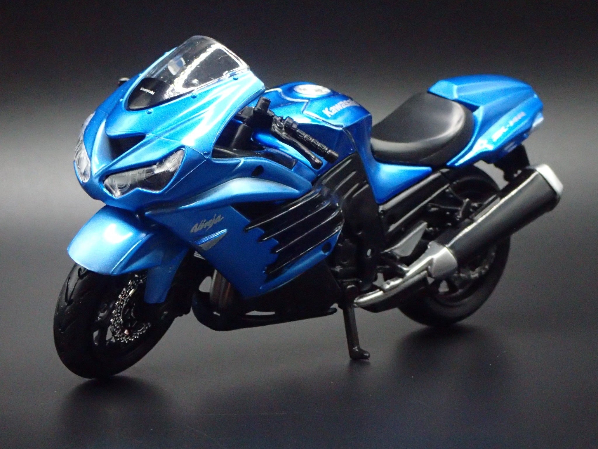 Open Box KAWASAKI NINJA ZX 14R BIKE MOTORCYCLE BLUE 1/18 SCALE DIORAMA DIECAST MODEL BIKE