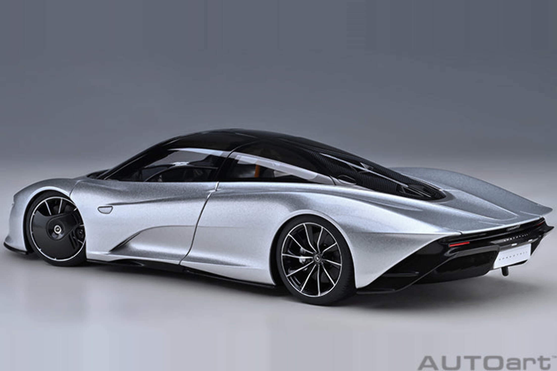 McLaren Speedtail Supernova Silver Metallic with Black Top and Suitcase Accessories 1/18 Model Car by Autoart